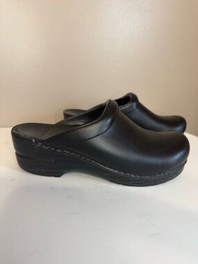 Dansko Sonja Black Leather Closed Toe Open Back Slip On Clog  EU 37 (US 6.5-7)